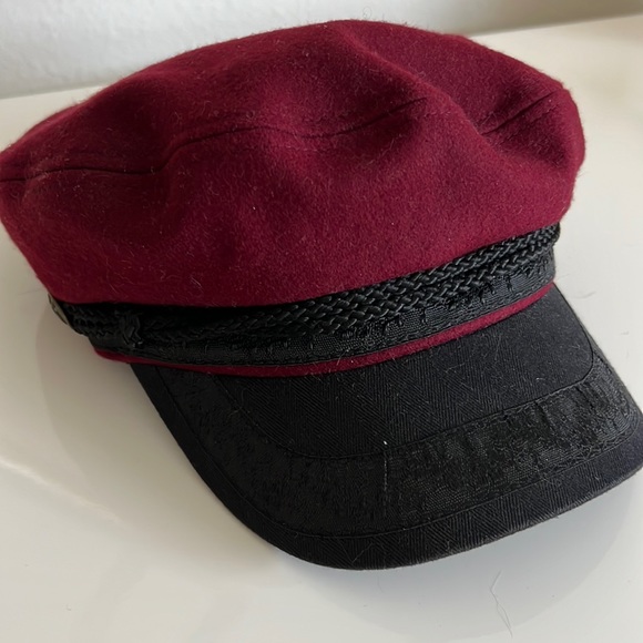 Peter Grimm Accessories - PETER GRIMM 🧢 Maroon and black newsboy cap